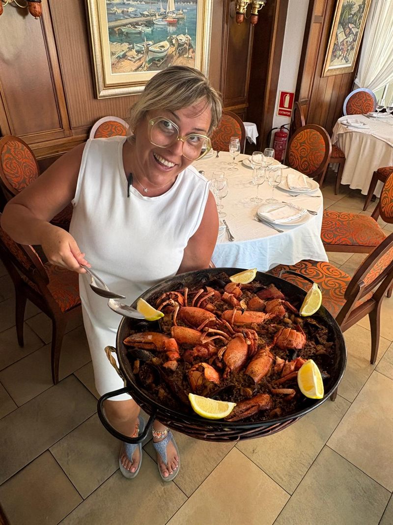 Paella de bogavante recién hecha, servida en la sala del restaurante