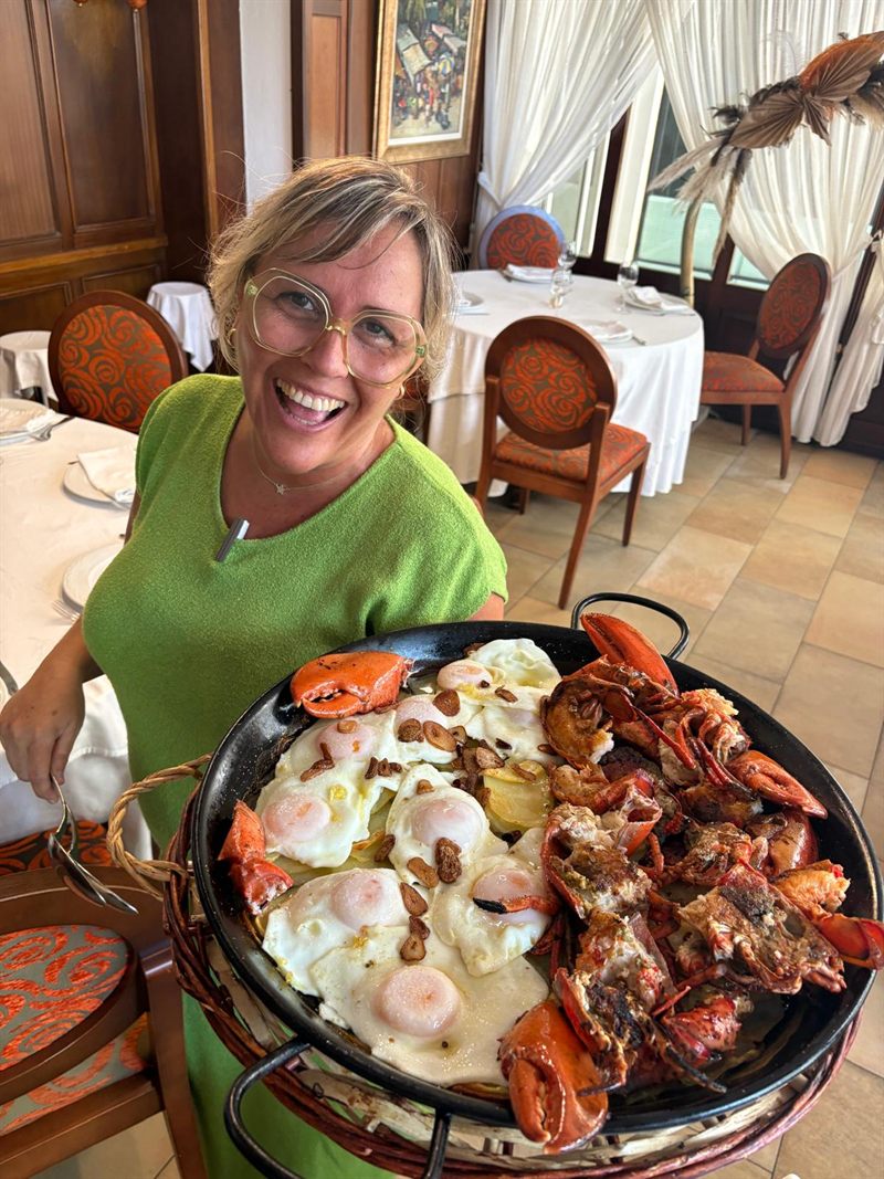 Cazuela de bogavante con huevos y patata, lista para servir