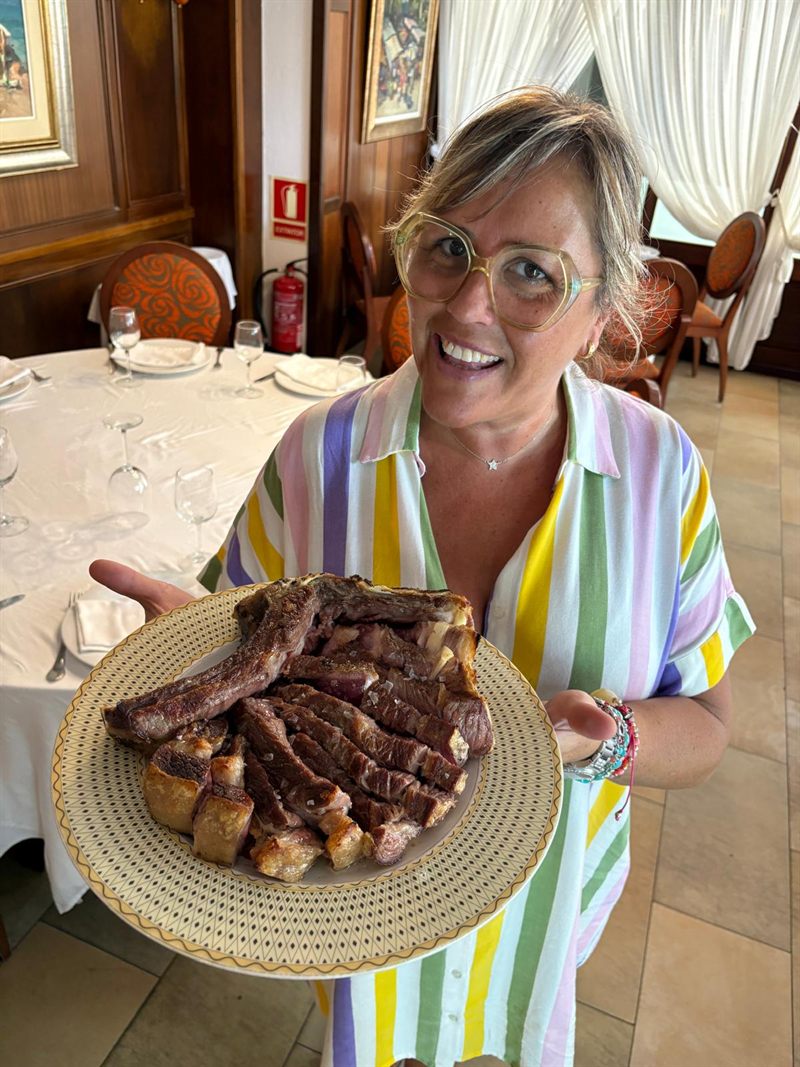 Chuletón a la brasa cortado y servido en un plato