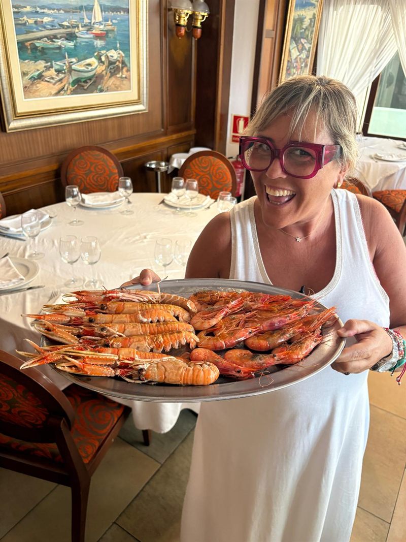 Bandeja de cigalas y gambas a la plancha servida en sala